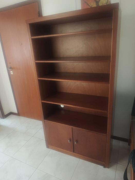 Armário com prateleiras