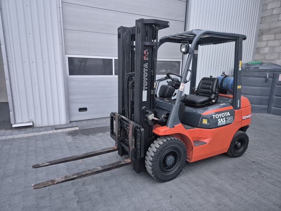 Wózek widłowy TOYOTA 7FGF25, triplex, przesuw, GAZ, terenowy