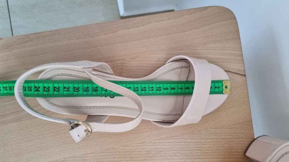 Sandałki na obcasie