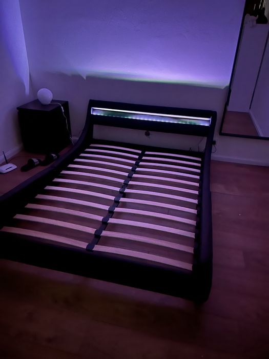 Cama de Casal Moderna c/ LED (140x200) – Pele Sintética Preta