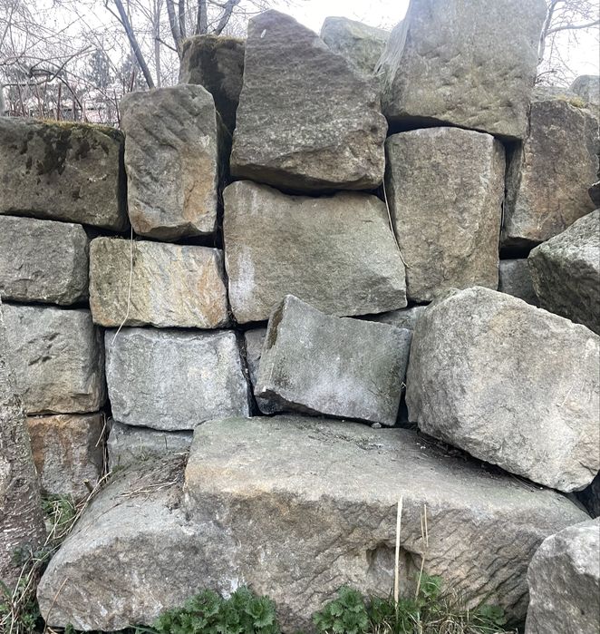 Płyty słupy bloki kolumny kamień graniczny stary piaskowiec