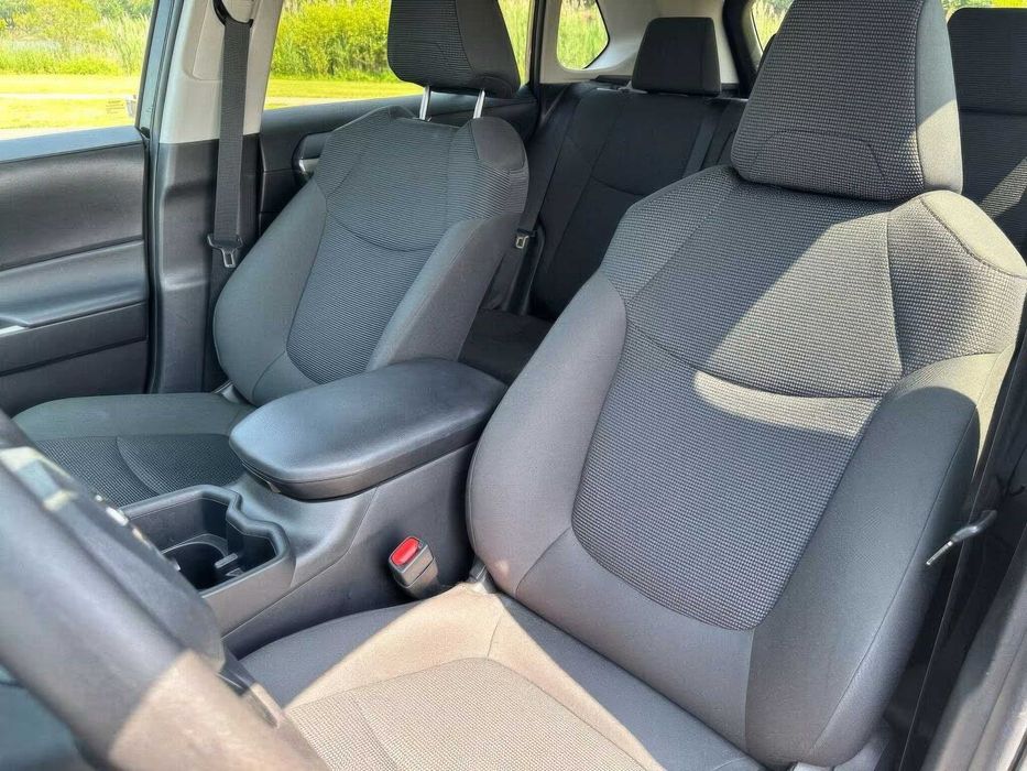 Toyota RAV4 Hybrid XLE Premium      2024