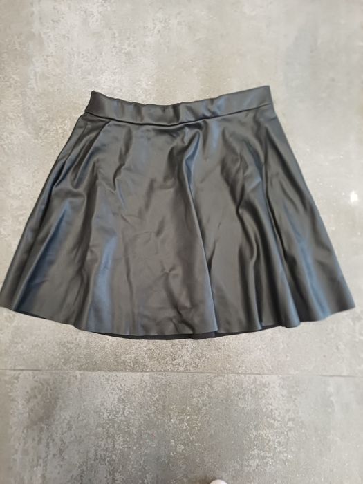 Elegancka czarna skórzana spódniczka H&M 140