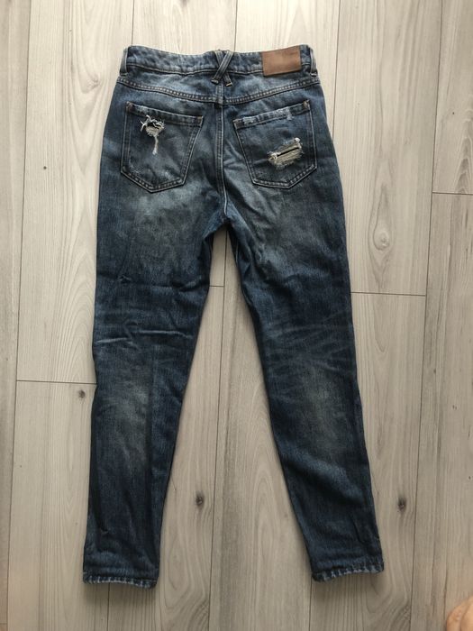 Mom Jeans z przetarciami