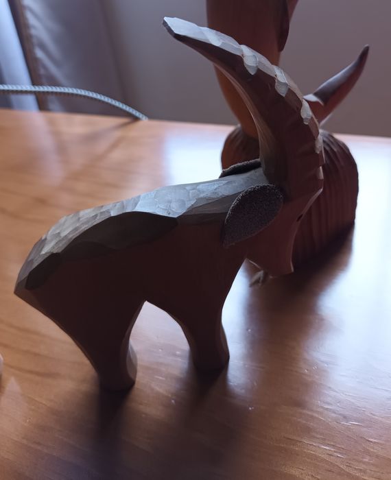 Dois animais de madeira