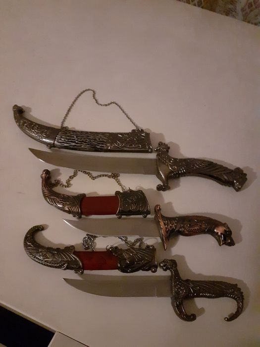 Сувенірні ножі з візерунками.