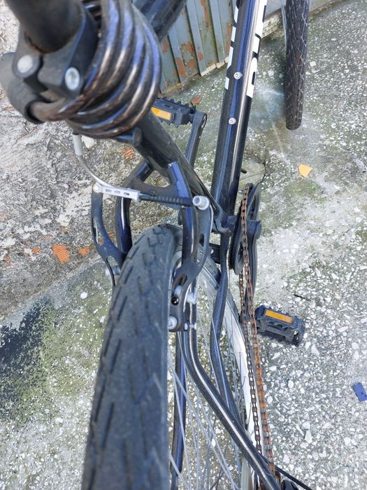 Bicicleta B-twin, 6 velocidades, roda 29 (para reparaçâo)
(Para repara