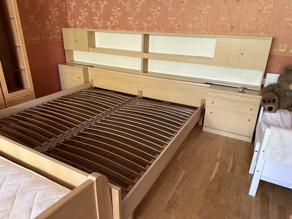 Ліжко і стінка.