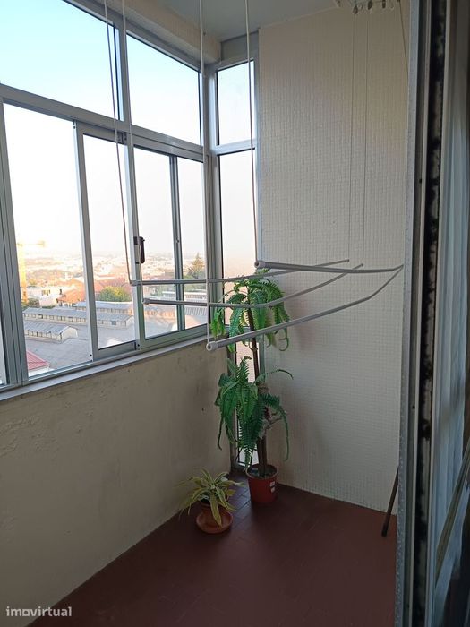 Apartamento T3 , na zona do Bonfim, com lugar de garagem e elevador.