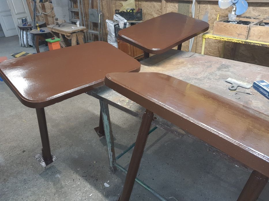 Столы из бетона на железных ногах.