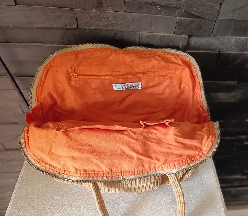 Carteira Bombazine larga, bolso exterior c/ aplicações -  Bershka