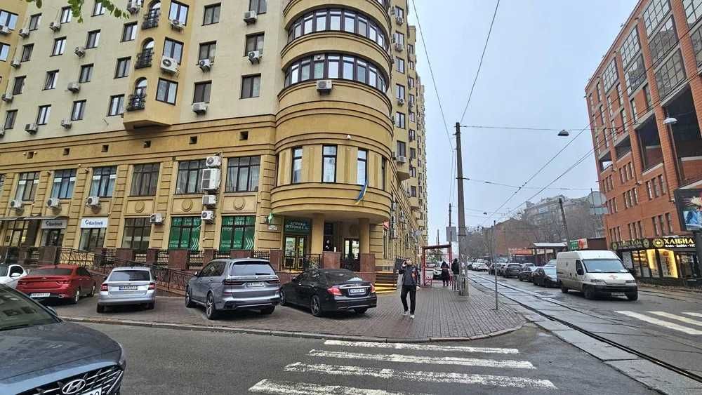 Окремий вхід 80 м2, Вітрини, 1-й поверх, Центр,