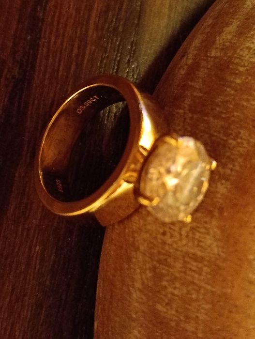 Anel com pedra de Moissanite