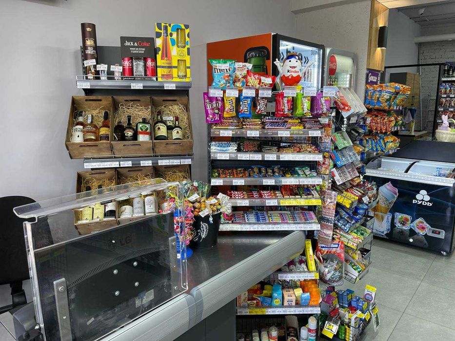 Касовий бокс. Касова зона. Прикасові стелажі для імпульсних продажів.