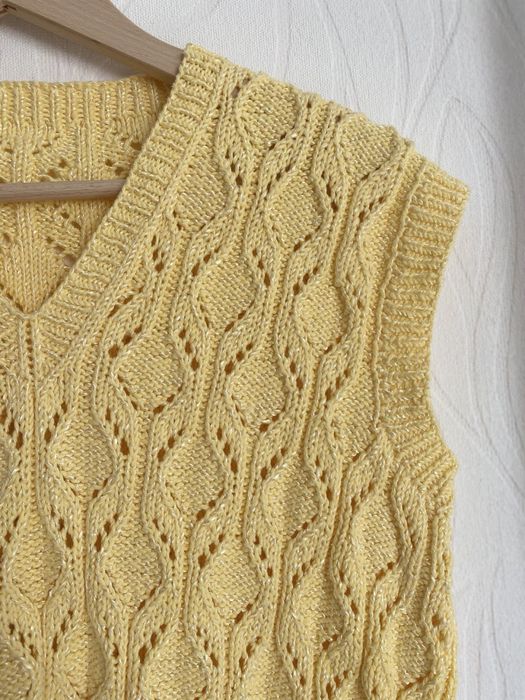 Яскрава жовта в’язана жилетка на розмір s-m