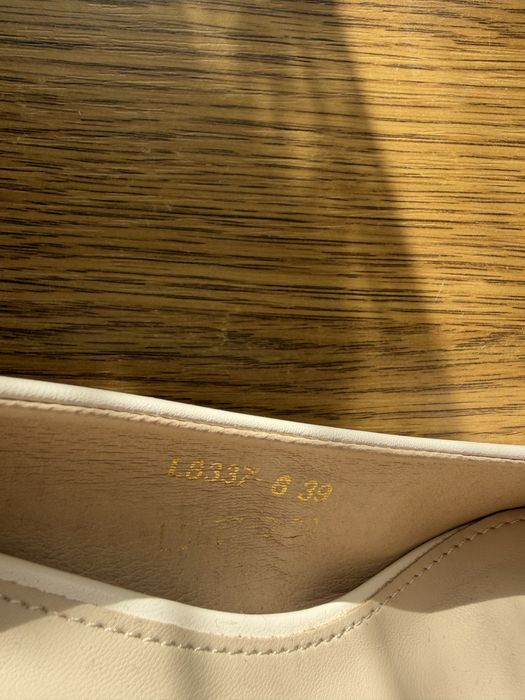 Продам туфлі світлі