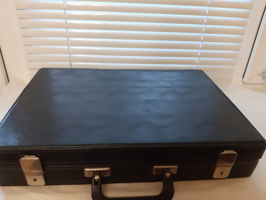 Дипломат - чемодан кожанный б/у производство УССР  1988год