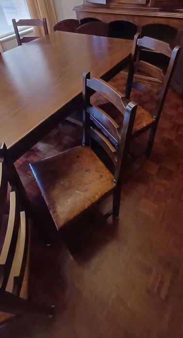 Conjunto de Mesa de Sala com 6 cadeiras Madeira e Pele