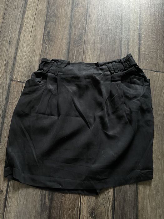 Czarna spodnica mini Bershka urwana szlufka