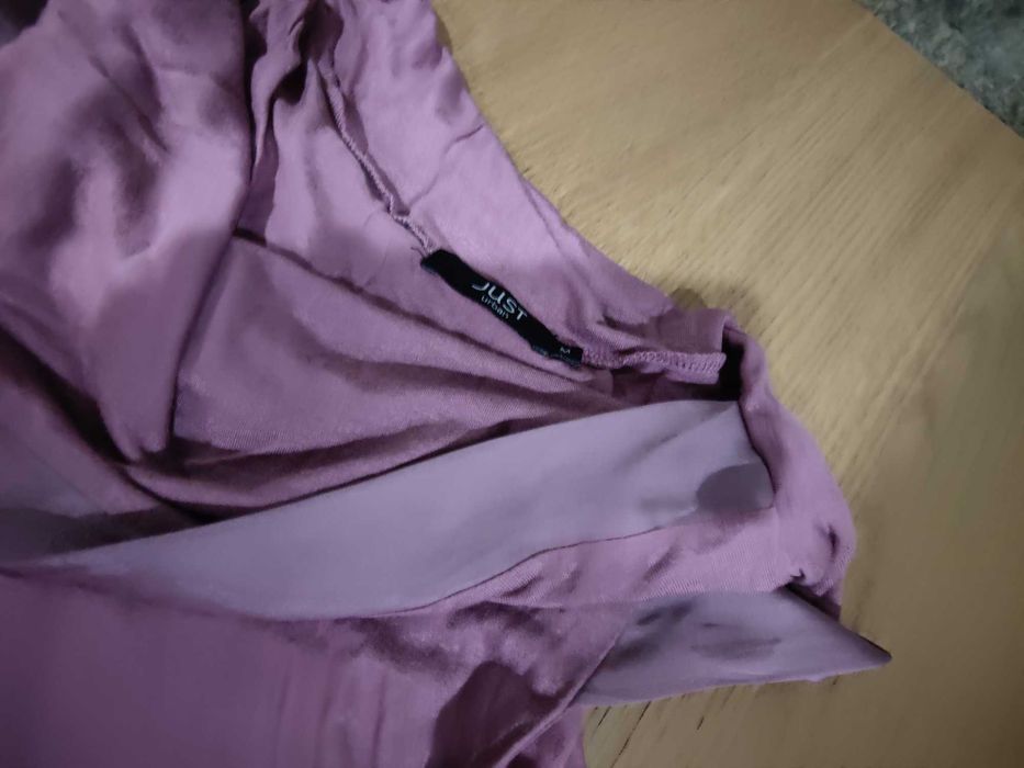 Top lilás, com gola em viés