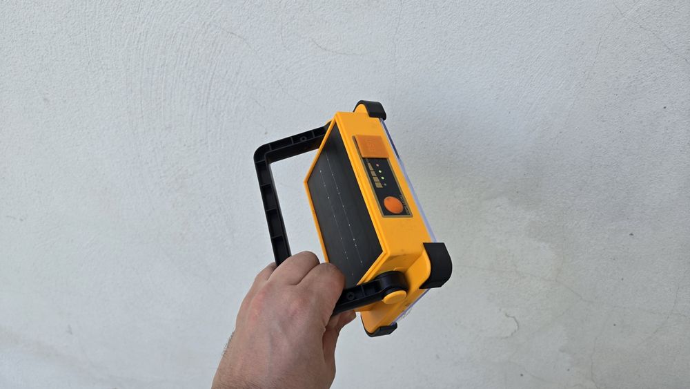 Luz led com painel solar atrás