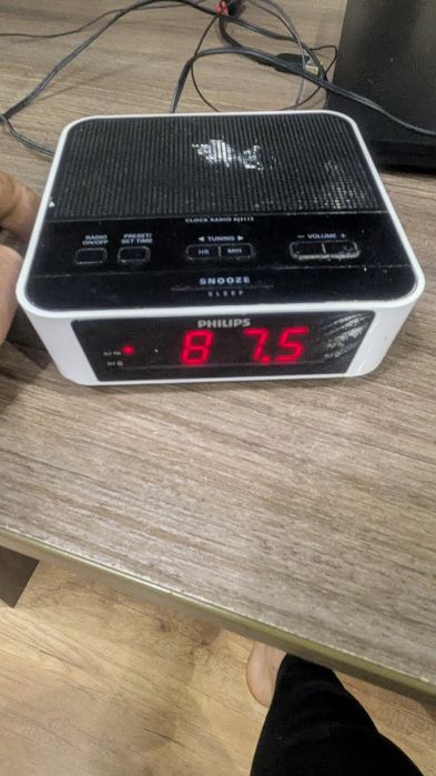 Радіо - будильник ( годиник цифровий)