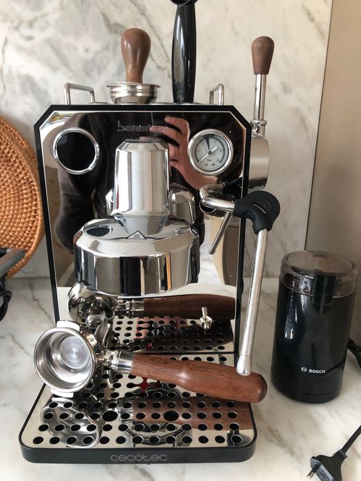Máquina de café e moinho.
