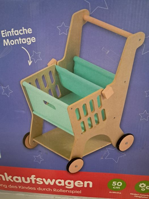 Wózek drewniany dla dzieci.