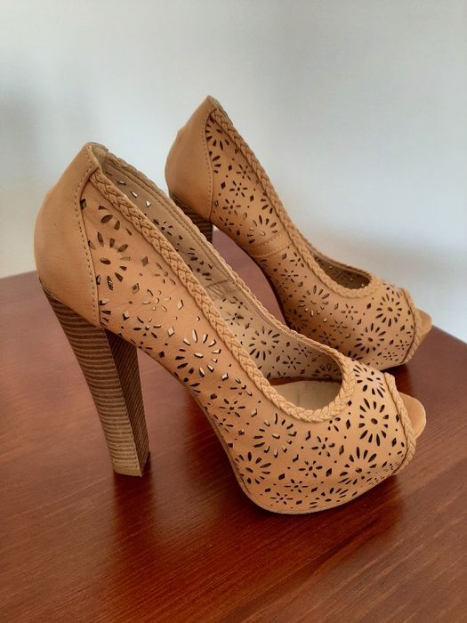 Sapatos de salto alto