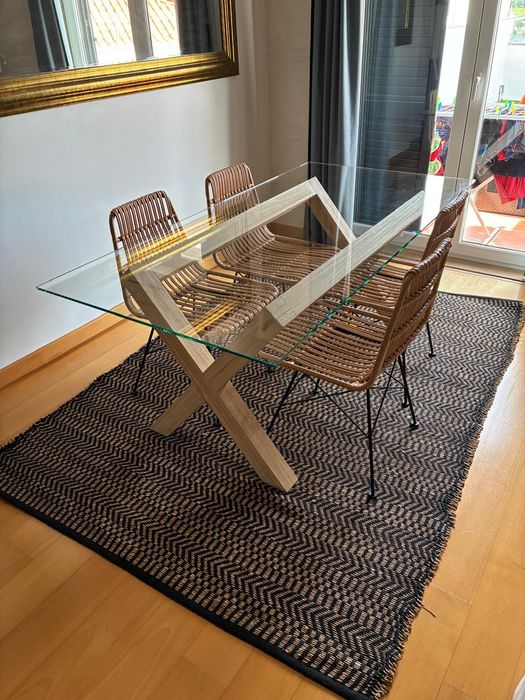 Mesa de jantar com tampo em vidro + 4 cadeiras em rattan