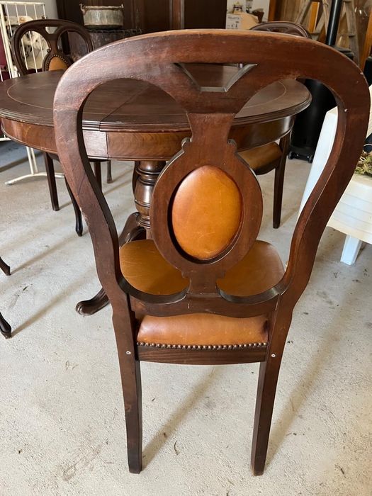 Mesa redonda extensivel e cadeiras