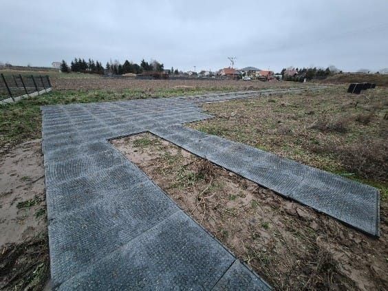 płyty drogowe maty drogowe droga tymczasowa dojazd do bud płyta chodnikowa zabezpieczenie terenu droga dla paleciaka brak błota
