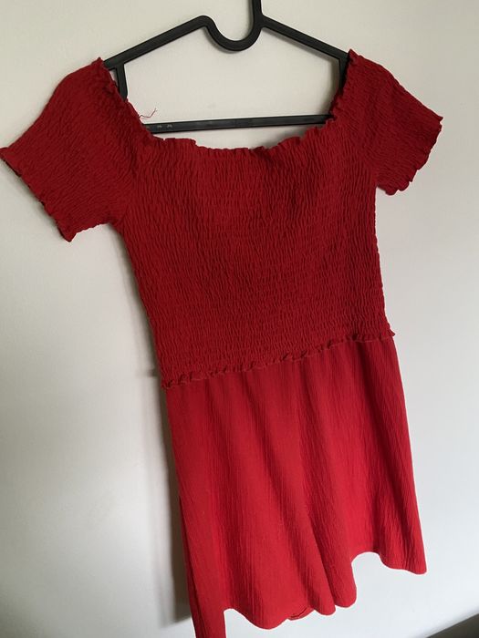 Krótki czerwony kombinezon s 36 bershka