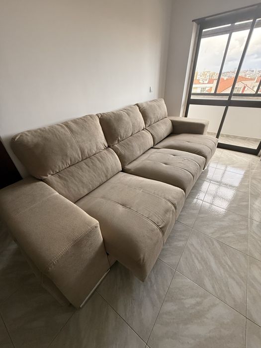 Sofá com chaise long + 4 pufes