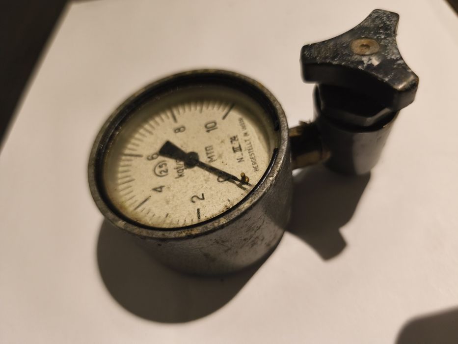 Analogowy manometr ciśnieniomierz