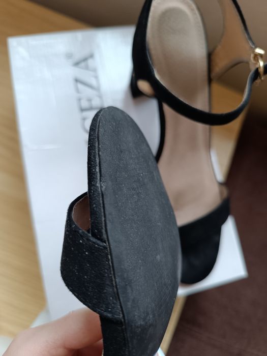 Czarne sandałki na słupku 39