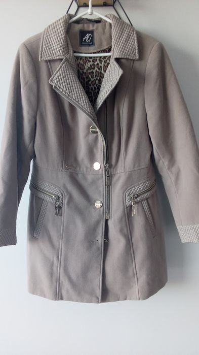 Włoski beżowy płaszcz kurtka wełniany 42