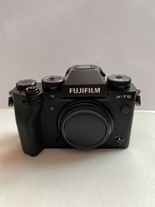 Câmara Fuji X-T5 preta (como nova)