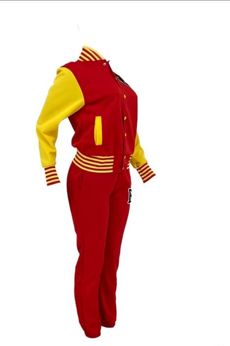 Дуже гарний жіночий спортивний костюм