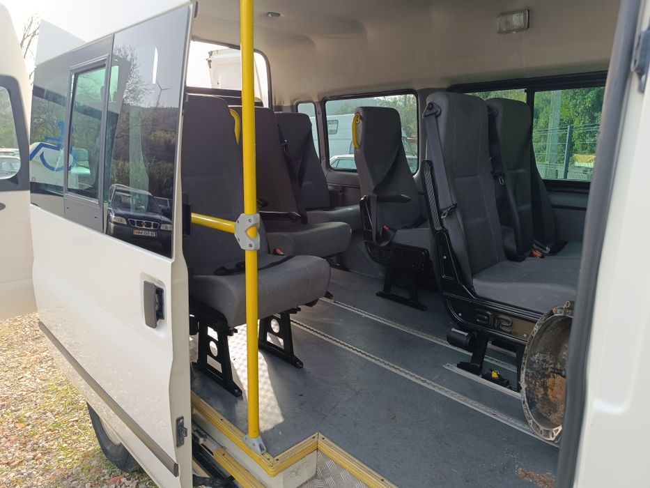 Aluguer carrinha 9 lugares e mobilidade reduzida