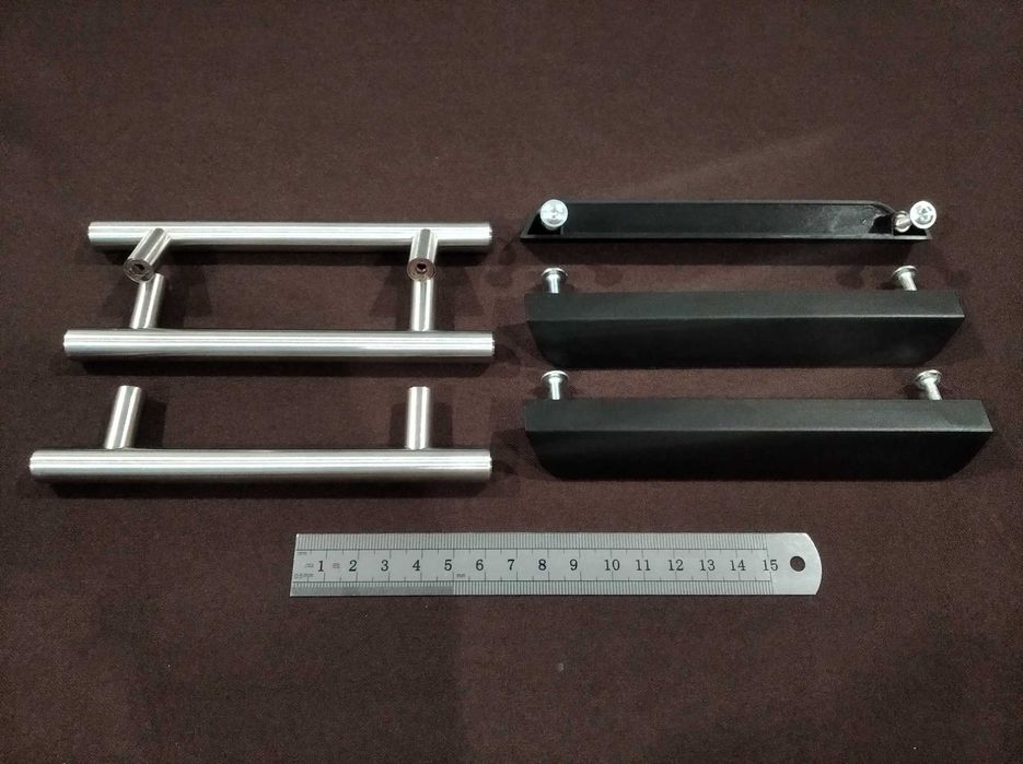 Diversos puxadores para móveis, em metal ou plástico, cores cinza, preto ou branco