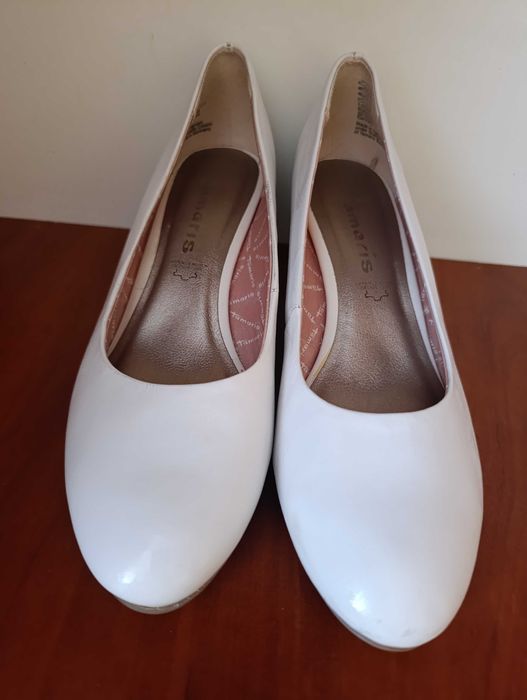 Білі шкіряні туфлі