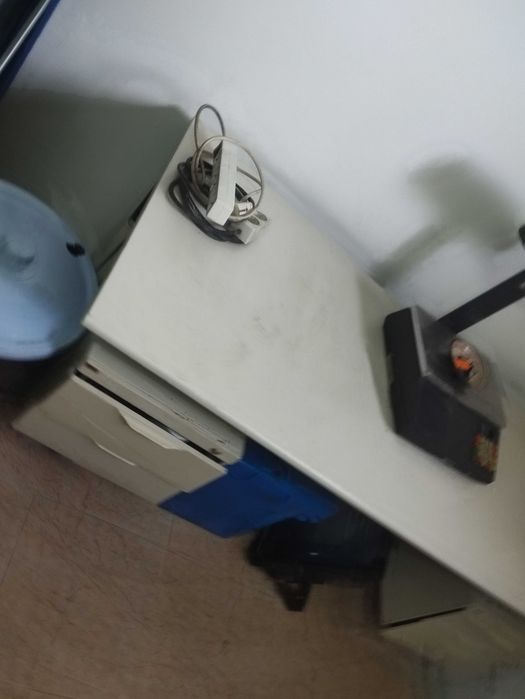 Mesa de escritório com quatro gavetas