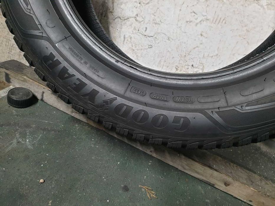 Dwie Opony zimowe 205/60R16 6,4mm Goodyear UltraGrip 9+ 2022r