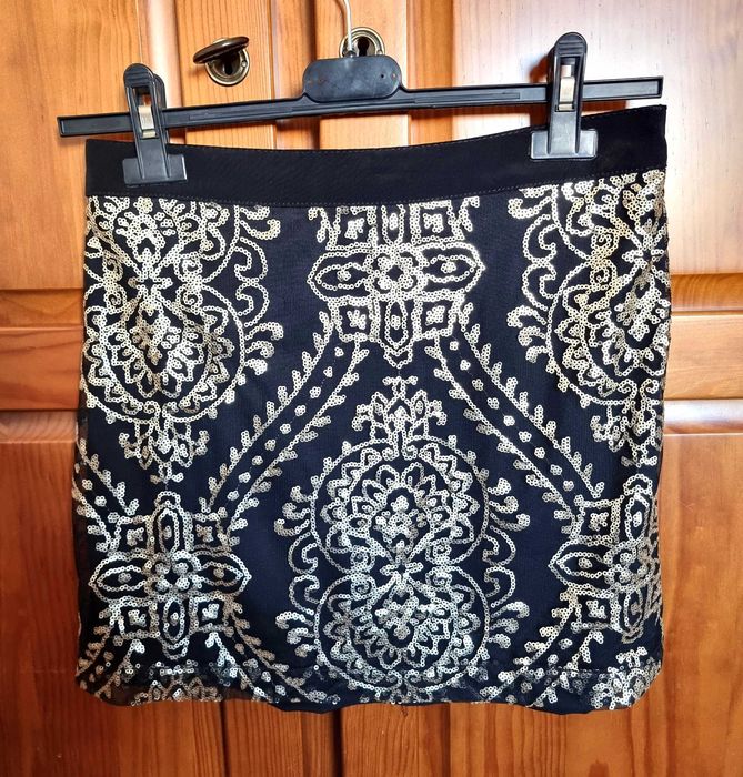 Saia preta com detalhes dourados Stradivarius, tamanho 34