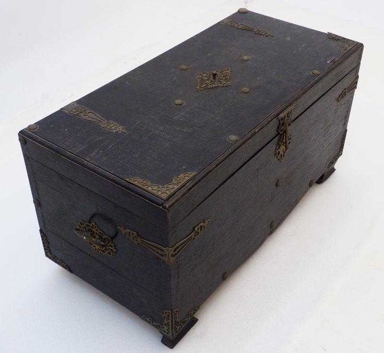 Arca antiga em madeira com aplicações em latão