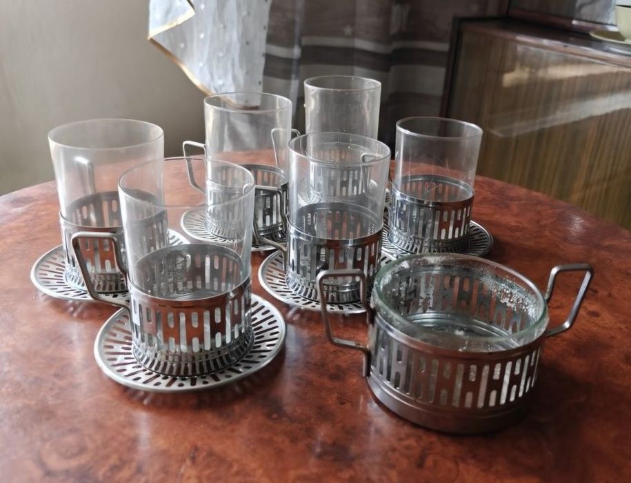 Zestaw szklanek w koszyczkach z cukiernica PRL