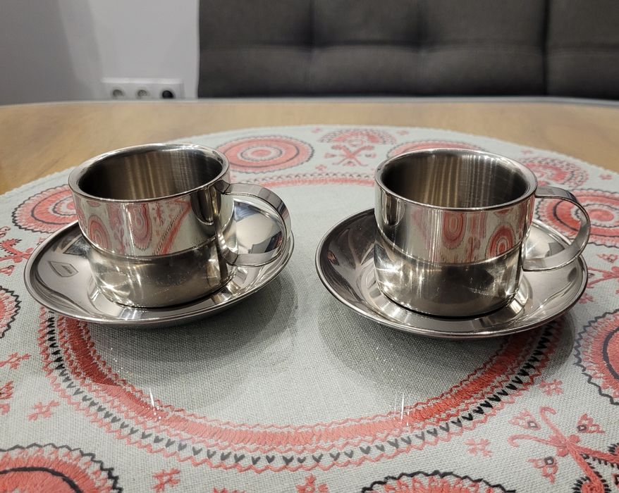 Metalowe filiżanki ze spodkami