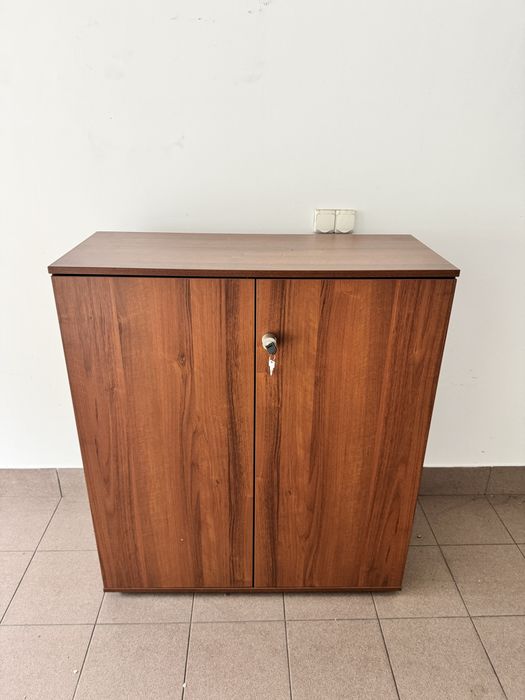 Bardzo elegancka szafa z polkami