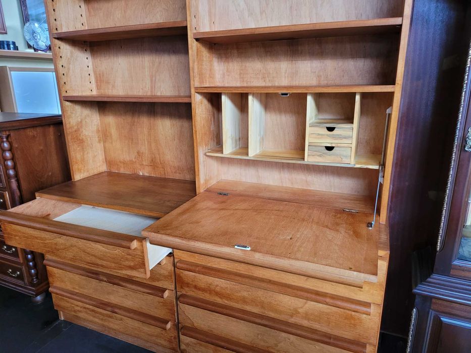 Estante em madeira maciça com escrivaninha - Muito bom estado geral